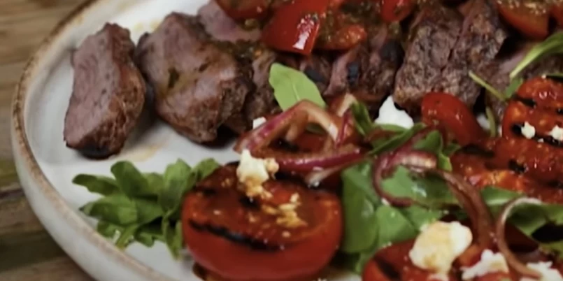 Hátszín steak koktélparadicsomos, pestós salsával